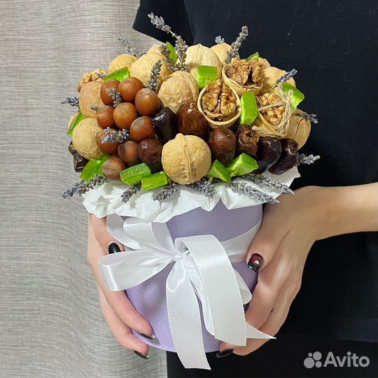 Букеты и композиции с орехами и сухофруктами