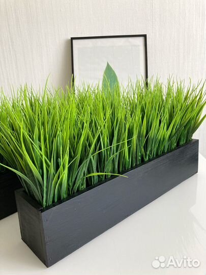 Искусственные цветы в ящиках, трава, зелень