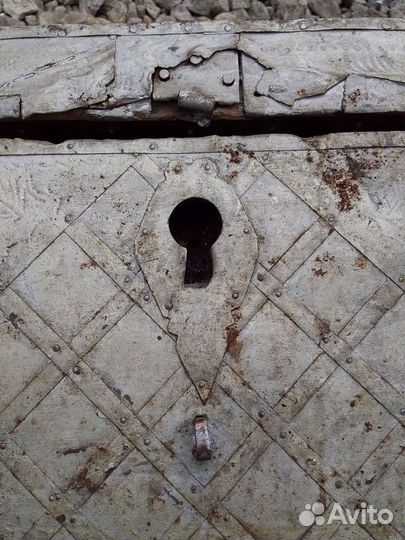 Древний сундук обитый жестью