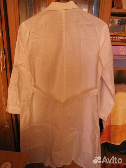 Белый женский медицинский халат