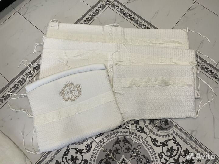 Бортики в кроватку и комплект постельного белья