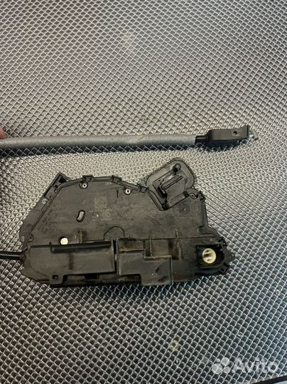 Замок двери передней левой