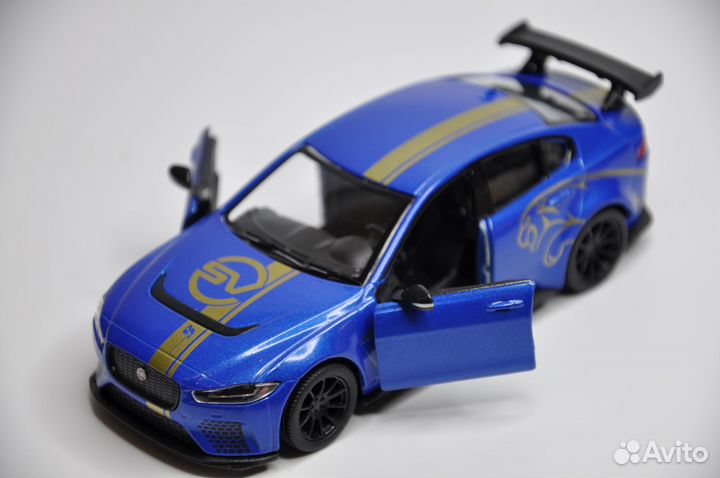 Модель автомобиля Jaguar XE SV Project 8 металл