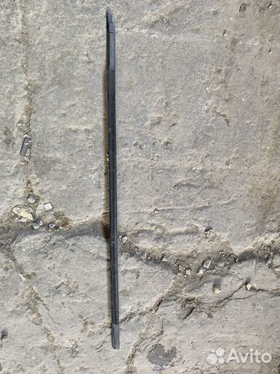 Молдинг стекла правой перед двери Audi Q3