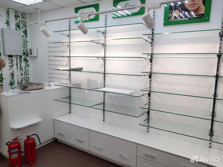 Торговые настенные стеллажи