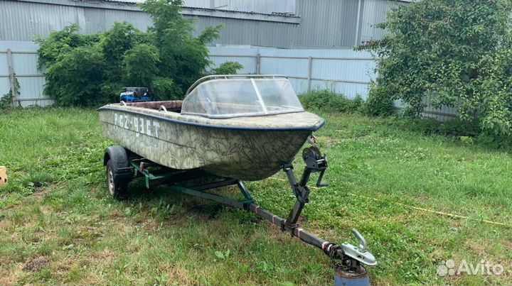 Моторная лодка с прицепом