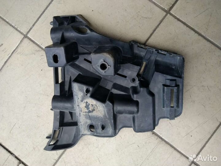 Кронштейн переднего бампера правый volvo xc70