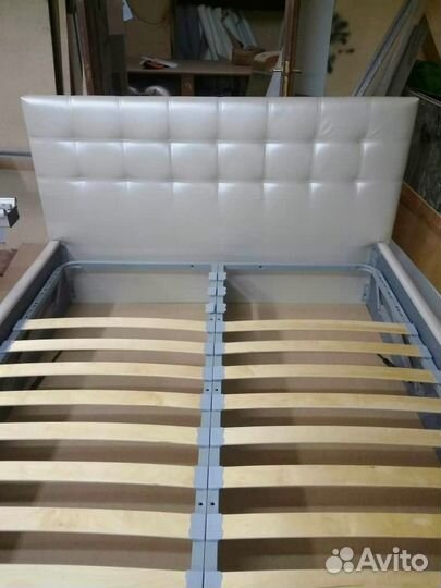 Кровать двуспальная с подъемным механизмом