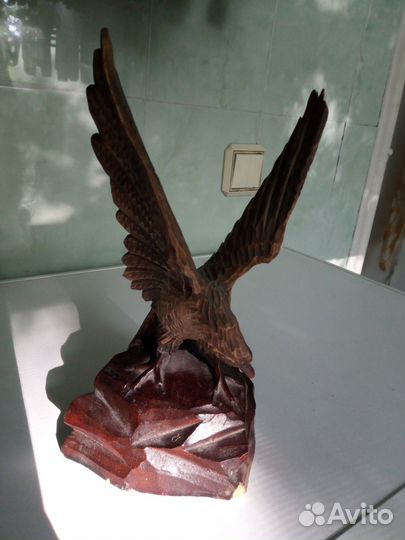 Деревянная статуэтка орла