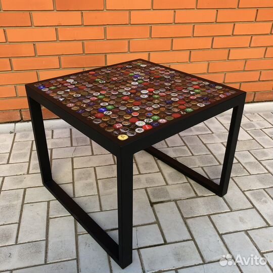 Журнальный столик из пивных крышек с эпоксидкой