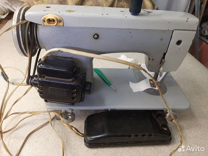 Бытовая швейная машинка бу