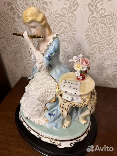 Статуэтка фарфор