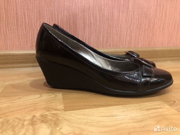 Продам новые туфли, лаковые, размер 38-39