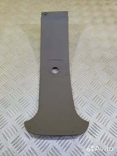 Обшивка стойки центральной правой Nissan Np300