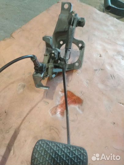 Педаль тормоза АКПП на Мерседес 210