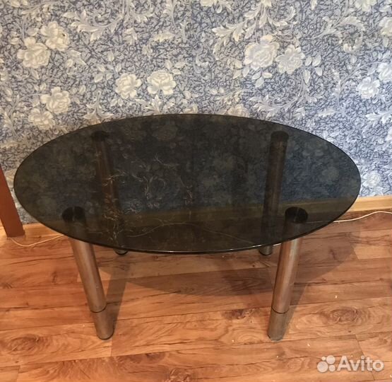 Стеклянный стол