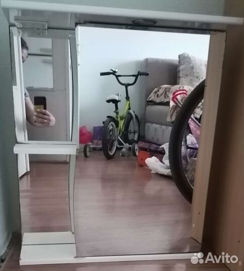 Зеркало со шкафчиком