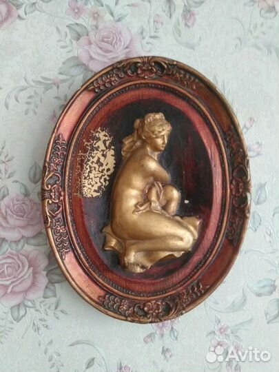 Статуэтка на стенная