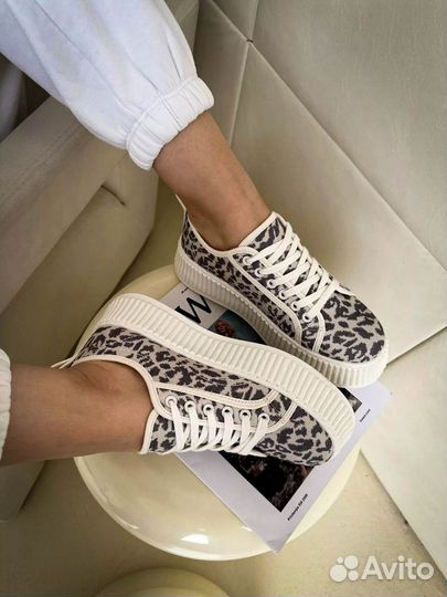 Женские кроссовки