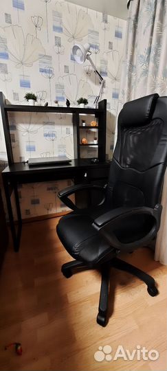 Компьютерный стол и кресло