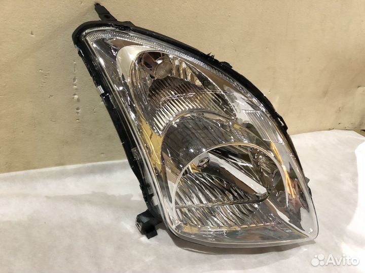 Фара левая правая Сузуки Свифт suzuki swift 04-10