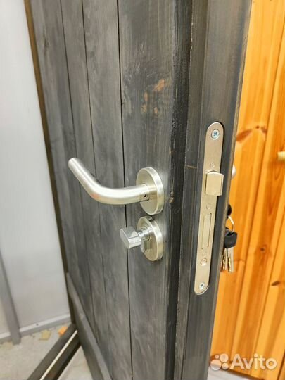 Дверь входная деревянная утепленная