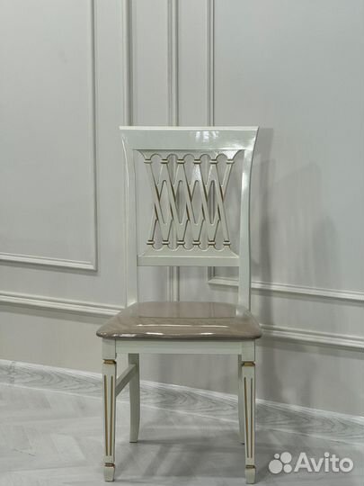 В наличии стол