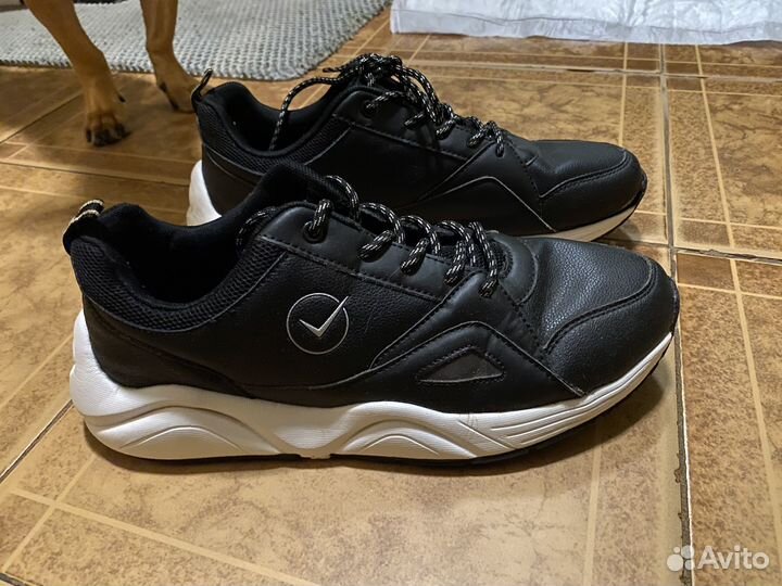 Кроссовки женские