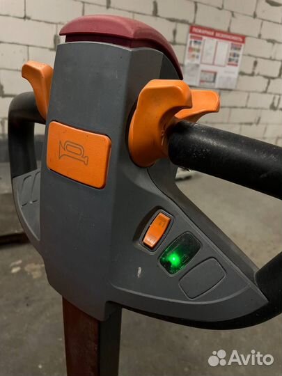 Штабелер электрический самоходный