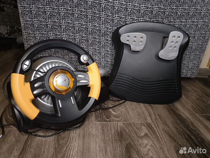 Игровой руль Genius с педалями