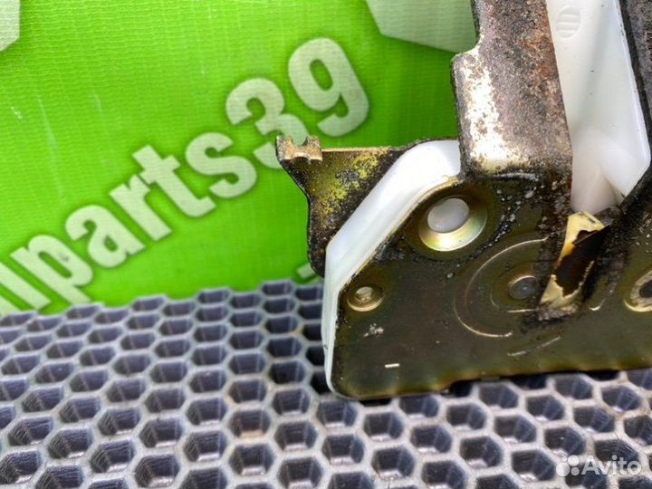 Замок двери задний левый Mazda Mpv LW5W GY-DE 2.5