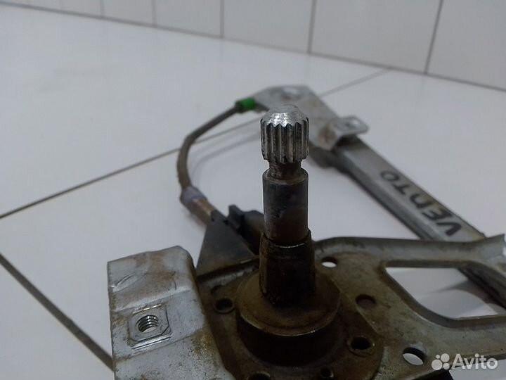 Стеклоподъемник механический задний правый