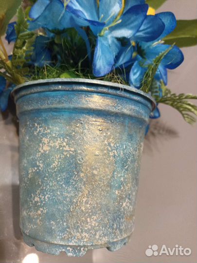 Букет из искусственных цветов в горшке