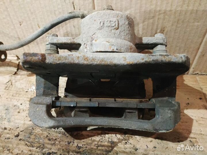 Суппорт передний левый Toyota Camry 40