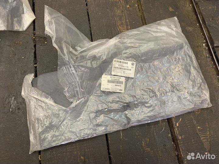 Subaru Tribeca B9 крепление аккумулятора