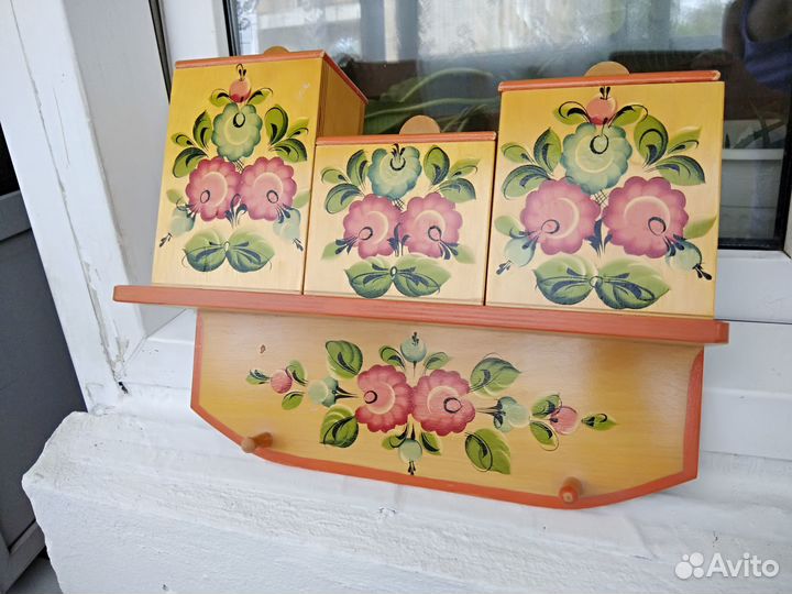 Деревянная полка с ящичками для кухни