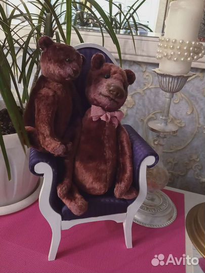 Медведи тедди на кресле