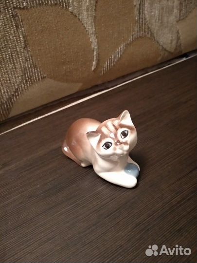 Фарфоровая статуэтка