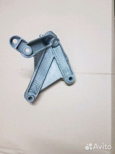 Кронштейн коробки передач Рено Логан