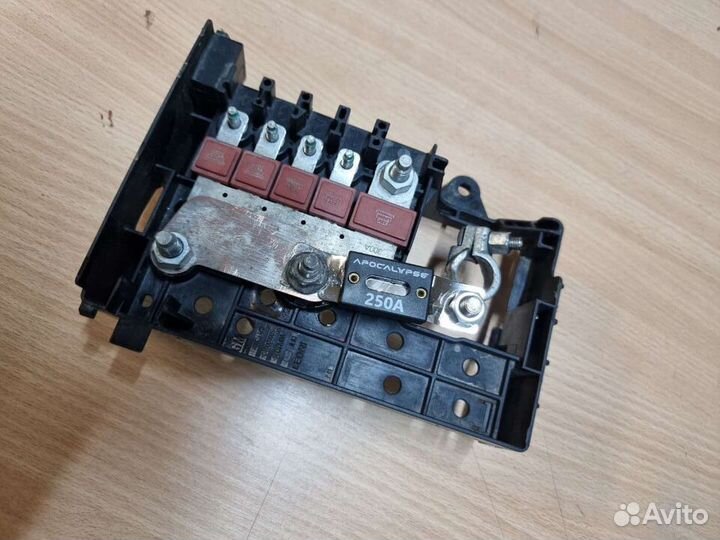 Блок силовых предохранителей Opel Astra J