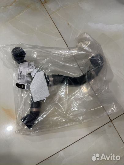 Патрубок системы охлаждения на Mercedes 167