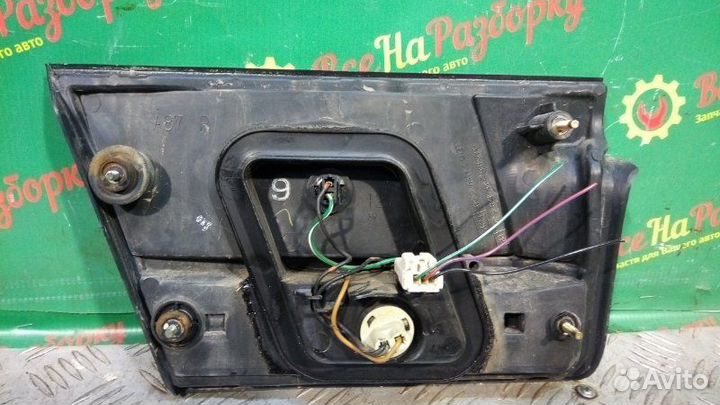 Фонарь в крышку багажника правый Nissan Sunny