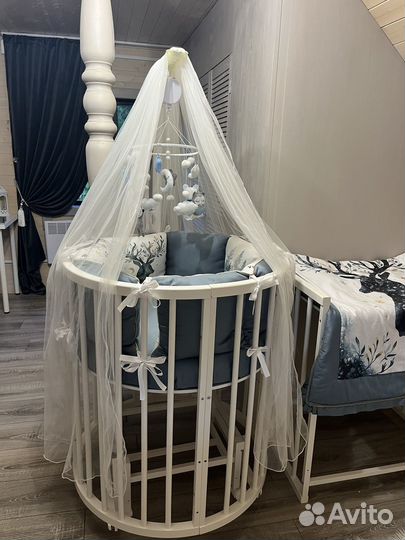 Детская кроватка с маятником