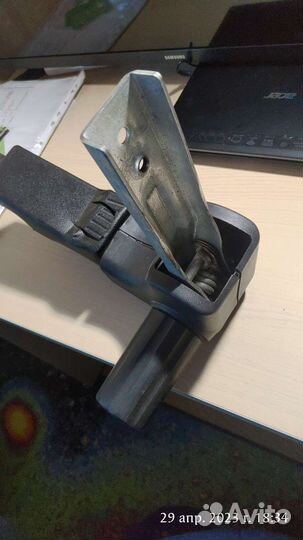 Крепление спинки компьютерного кресла