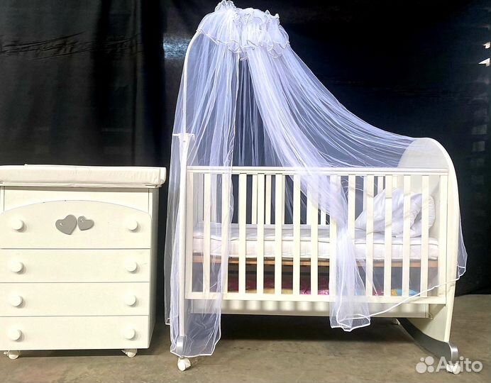 Детская кроватка и пеленальный столик-комод