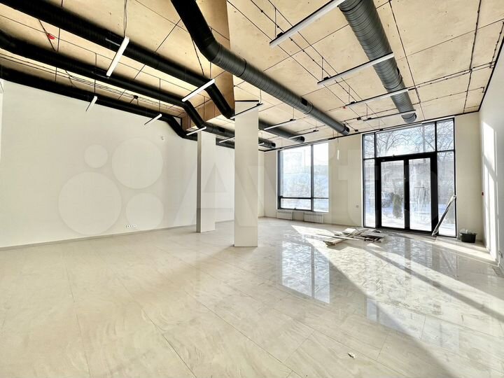 С витринами 410 м² под магазин, банк, общепит