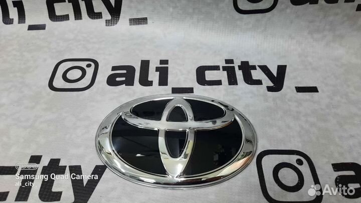Знак Toyota стеклянный передний Камри 50 55 70