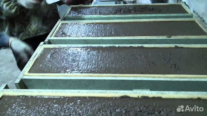 Рабочий на производство (заливка форм)