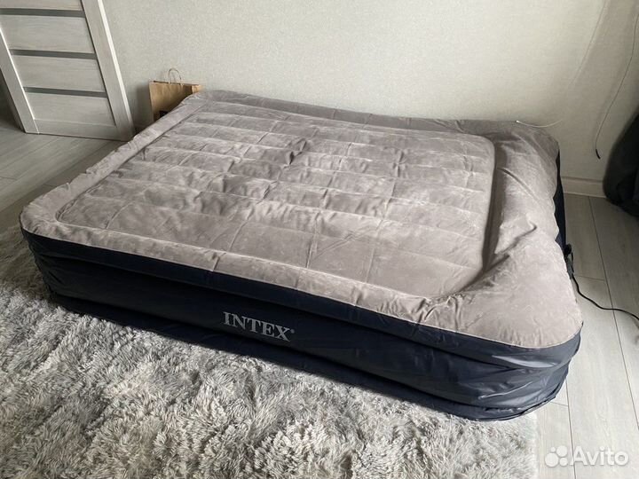 Спускает надувной матрас кровать intex