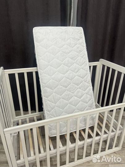 Детская кроватка с продольным маятником